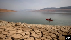 گزشتہ سال موسم گرما میں پہلی بار کیلی فورنیا کی اورویل جھیل کا کافی حصہ خشک ہو گیا تھا۔ 22 اگست، 2021ء (فائل فوٹو) 