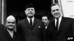 صدر ایوب خان معاہدۂ تاشقند پر دستخط کے موقعے پر سوویت وزیرِ اعظم الیکسی کوسیجن اور بھارتی وزیرِ اعظم لال بہادر شاستری کے ساتھ
