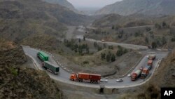  2017 میں پاکستان کے درہ خیبر کے راستے افغانستان سامان لے جانے والے ٹرکوں کی ایک تصویر ۔فائل فوٹو 