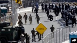 میکسیکو کی سرحد سے غیر قانونی تارکین وطن کا داخلہ روکنے کے لیے سیکیورٹی فورسز تعینات۔ 25 نومبر 2018