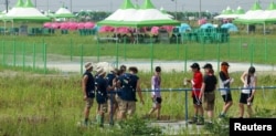 بوان کے اسکاؤٹنگ کیمپ میں شرکا پانی کی بوتلیں بھرتے ہوئے ، فوٹو رائٹرز،یکم اگست 2023