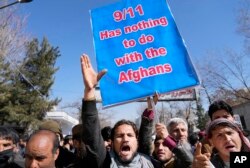 کابل میں منجمد اثاثوں میں سے نصف روک لینے کے امریکی فیصلے کے خلاف مظاہرہ۔ 15 فروری 2022