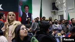 پاکستان تحریک انصاف کے کارکن انتخابی نتائج کا انتظار کر رہے ہیں۔ لاہور ، آٹھ فروری، رائٹرز