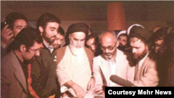 ایرانی سپریم لیڈر آیت اللہ روح اللہ خمینی 30-31 مارچ 1979 کو ایک ریفرنڈم کا مشاہدہ کر رہے ہیں، جس میں ایران کے 'اسلامی جمہوریہ' بننے کے لیے ان کے مطالبے کو منظور کیا گیا تھا۔ فائل فوٹو