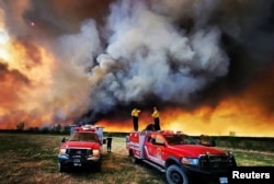 برٹش کولمبیا کے سینٹ جان علاقے میں پھیلی ہوئی آگ کو فائر بریگیڈ کا عملہ بجھانے کی کوشش کر رہا ہے۔ 14 مئی 2023